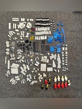 Lego Vintage Classic Space Loose Pieces Minifigures 367 Pieces, 13 Minifigures
